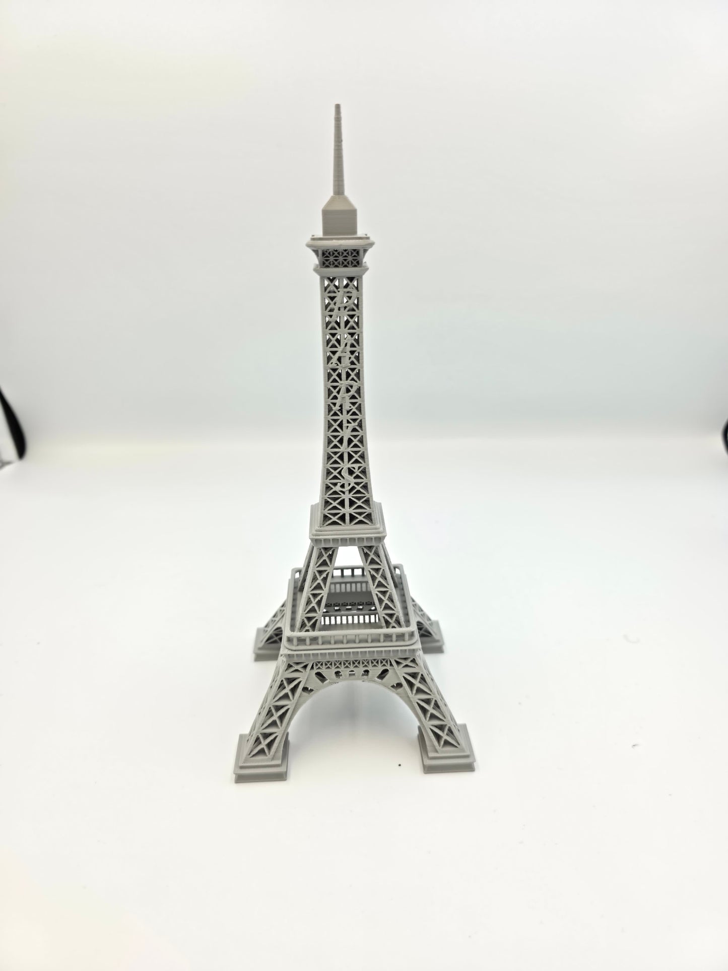 “3D printed Eiffel Tower miniature in PLA – detailed Paris landmark model for home décor and collectors.”